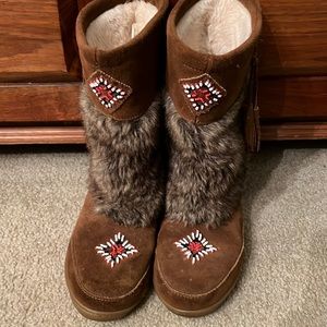 Womens Minnetonka boots size 10